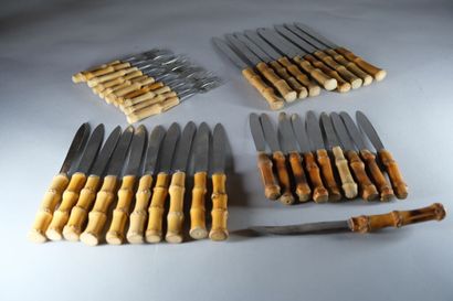 Partie de ménagère en inox, les manches en...