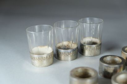 Douze montures de pied pour verre à eau de...