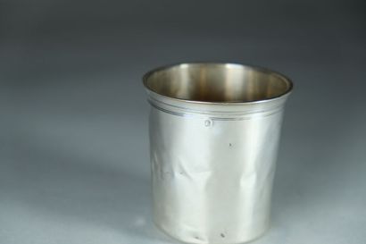Timbale en forme de gobelet à décor de petits...
