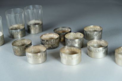 Douze montures de pied pour verre à eau de...