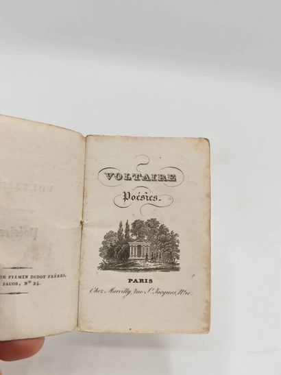 [MINUSCULE]. Bibliothèque en miniature :...