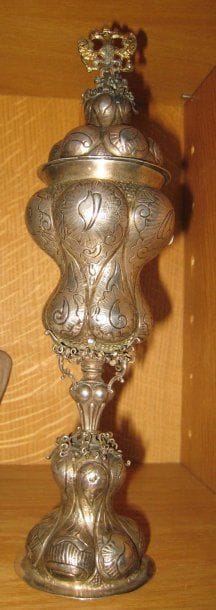 Petit Pokal couvert en argent, posant sur...