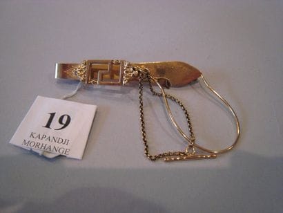Broche en or jaune, ornée d'un motif géométrique...
