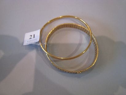 Deux bracelets joncs en or jaune (28 g)