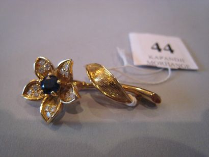 Broche fleur en or jaune coeur saphir, pétales...