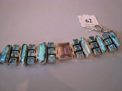 Bracelet orné de pierres bleues et d'une...