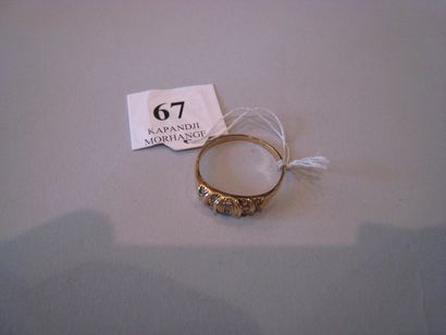 Bague en or jaune ornée de pierres blanches...