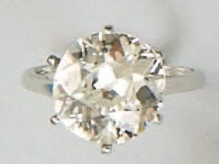Bague sertie d'un diamant solitaire demi-taille,...
