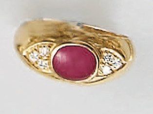 Bague en or ornée d'un rubis cabochon et...