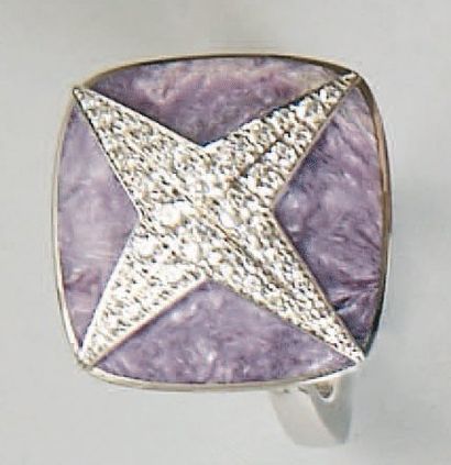MAUBOUSSIN.
Bague en or blanc, charoïte et...