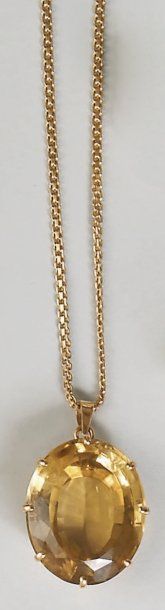 Chaine en or et pendentif orné d'une importante...