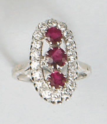 Bague or gris ornée de 3 rubis en ligne dans...