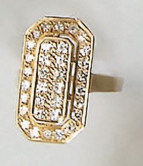 Bague octogonale en or jaune et pavage de...