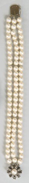 Bracelet 3 rangs de perles, fermoir or blanc...