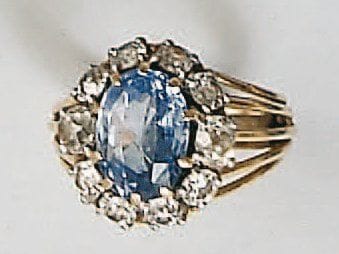 Bague ornée d'un saphir de forme ovale dans...