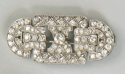 Broche ovale en or gris ajouré, entièrement...