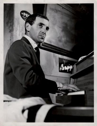 TIREZ SUR LE PIANISTE Charles Aznavour dans...