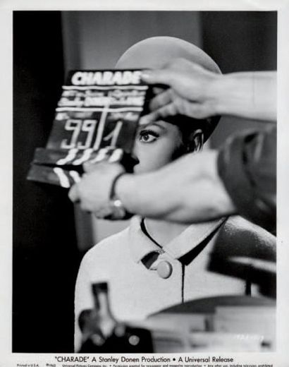 CHARADE Audrey Hepburn sur le tournage du...
