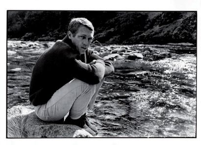 STEVE MCQUEEN, 1964 Deux épreuves argentiques...