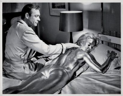 GOLDFINGER Sean Connery et Shirley Eaton...
