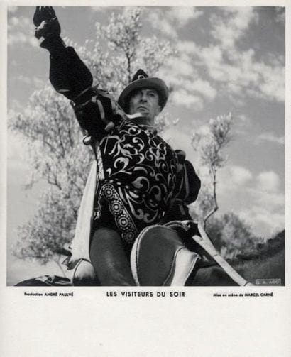LES VISITEURS DU SOIR Jules Berry dans le...