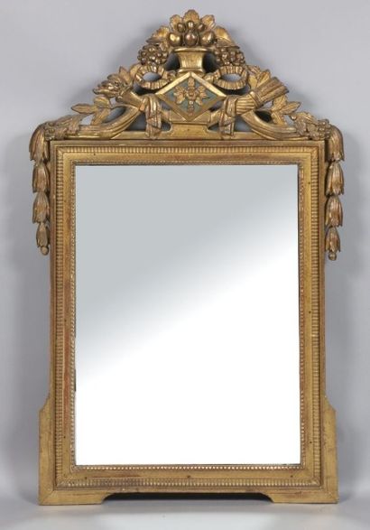 Miroir rectangulaire en bois sculpté et doré...