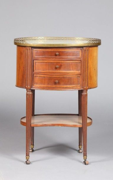 Petite table à toutes fins de forme ovale...