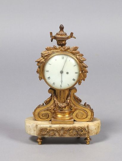 Petite pendule à poser en bronze doré, le...