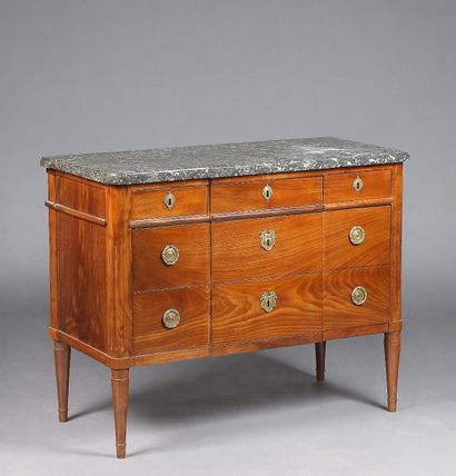 Commode rectangulaire à léger ressaut central,...