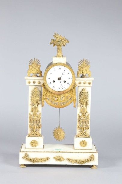 Pendule portique en marbre blanc et bronze...