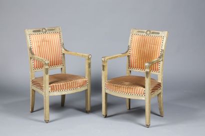 Paire de fauteuils à dossier plat légèrement...