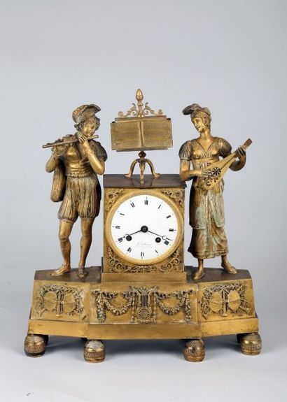 Pendule borne en bronze ciselé et doré, un...