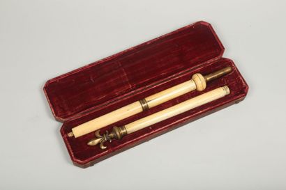 Important sceptre en ivoire, à trois sections,...