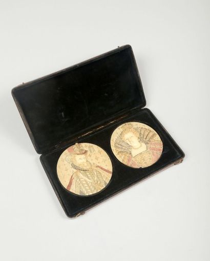 Deux médaillons circulaires en ivoire polychrome...
