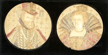 Deux médaillons circulaires en ivoire polychrome...