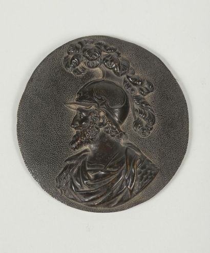 Médaillon en bronze au buste d'Henri IV casqué...