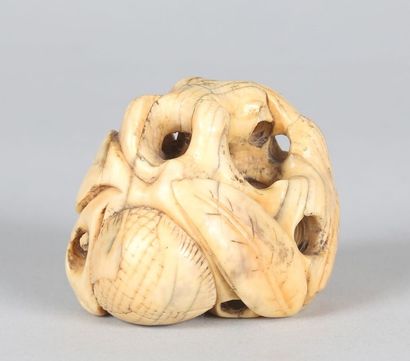 JAPON
Netsuke en ivoire patiné représentant...