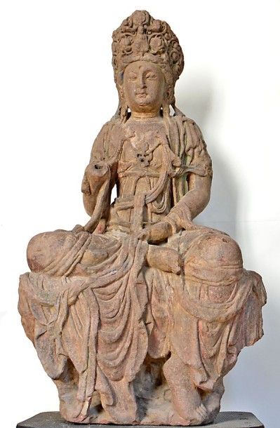 CHINE
Kuan-Yin sculpture en pierre polychrome...