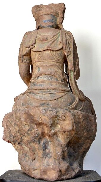 CHINE
Kuan-Yin sculpture en pierre polychrome...