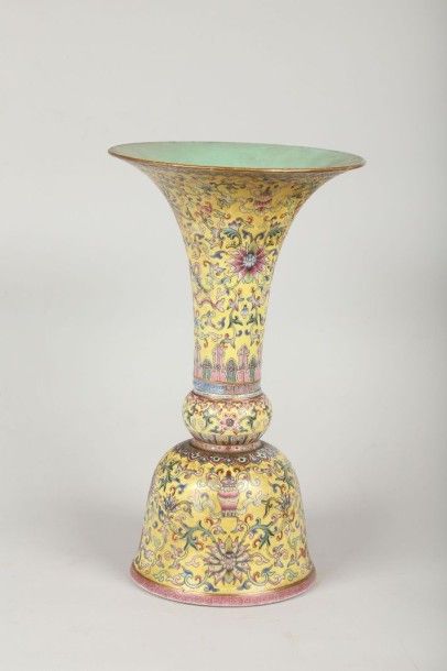 CHINE
Vase d'autel de forme Gu, en porcelaine...