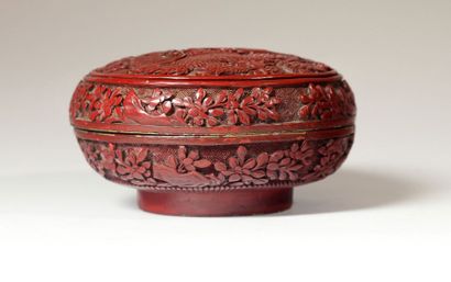 CHINE
Boîte ronde en laque rouge à décor...