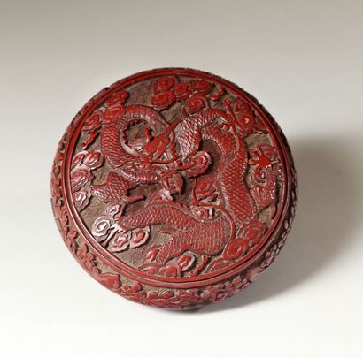 CHINE
Boîte ronde en laque rouge à décor...