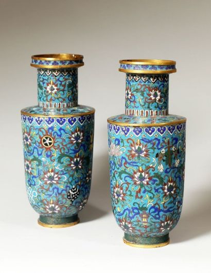 CHINE
Paire de vases rouleaux à col droit...
