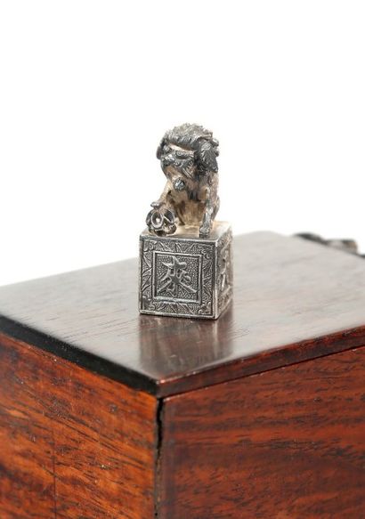 CHINE
Petit sceau en argent (925/1000) représentant...