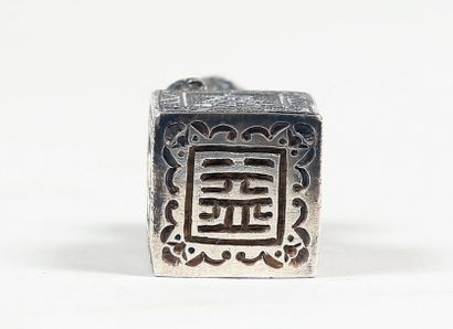 CHINE
Petit sceau en argent (925/1000) représentant...