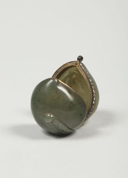CHINE
Petite boite en jade vert épinard,...