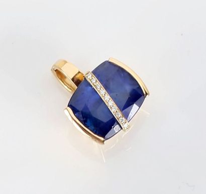 Pendentif en or jaune 18K (750/1000) orné...