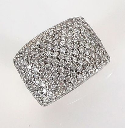Large bague en or gris 18K (750/1000) pavée...