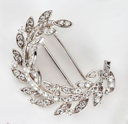 Broche en or blanc 18K (750/1000) figurant...