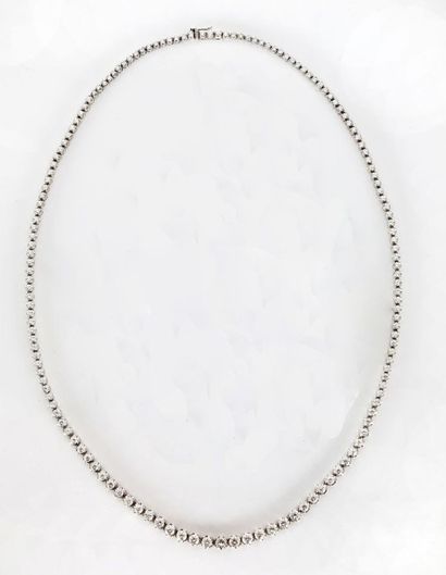 Collier rivière formé d'une chute de 151...